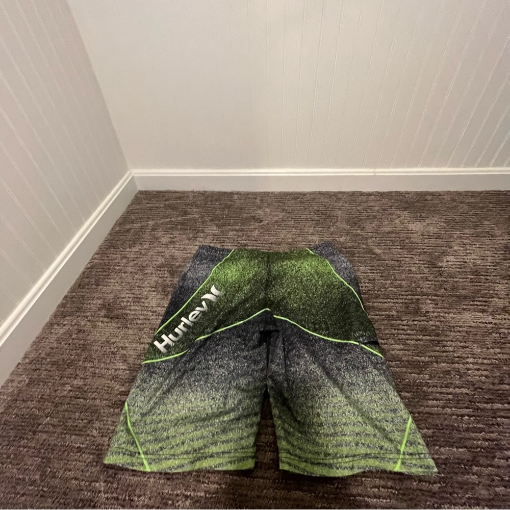 Black and green Hurley board shirts - Picture 2 of 3